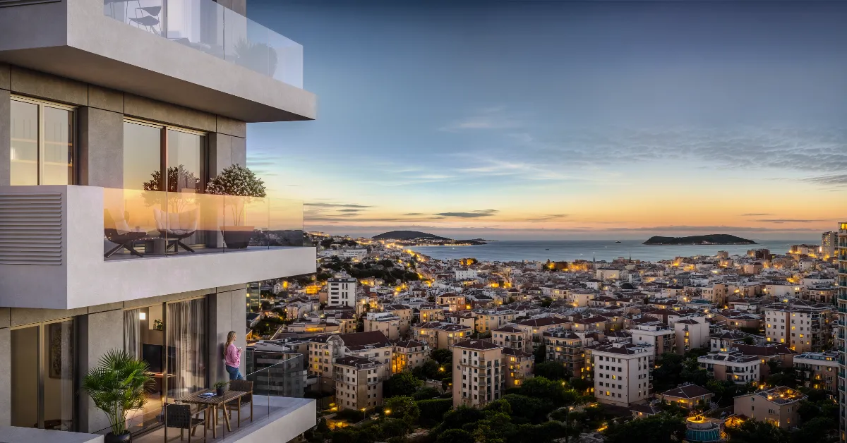 Piazza Park'ın geniş balkonunda kahvaltı yapan mutlu bir aile